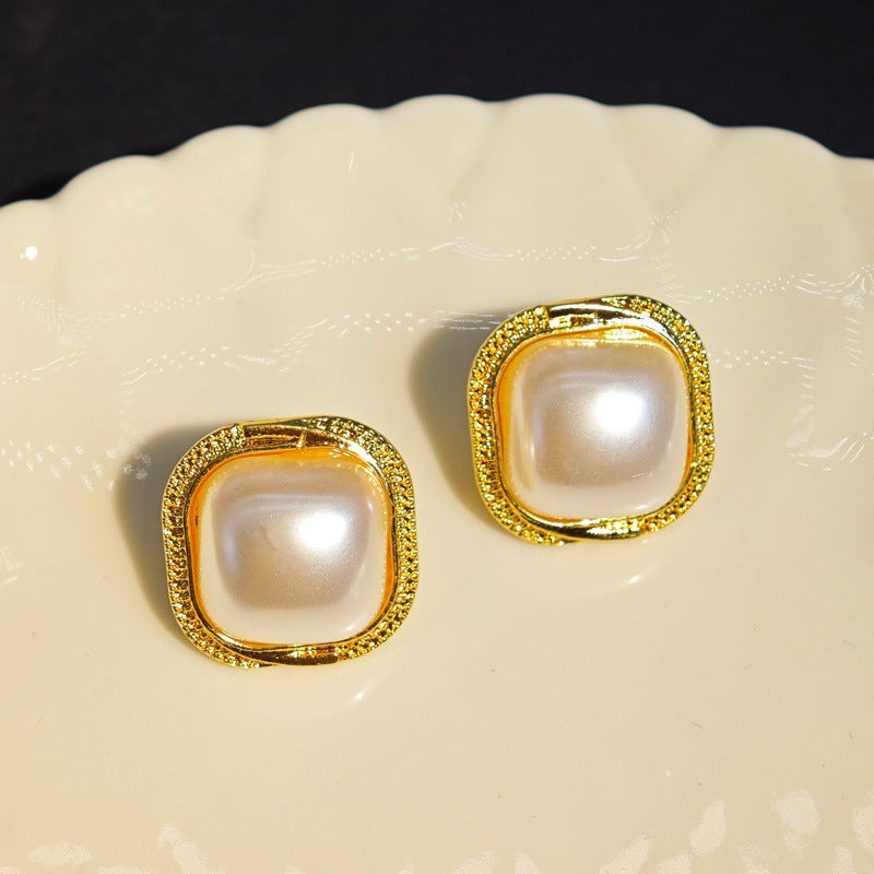 Women's Creative Simple Pearl Vintage Ornament Earrings