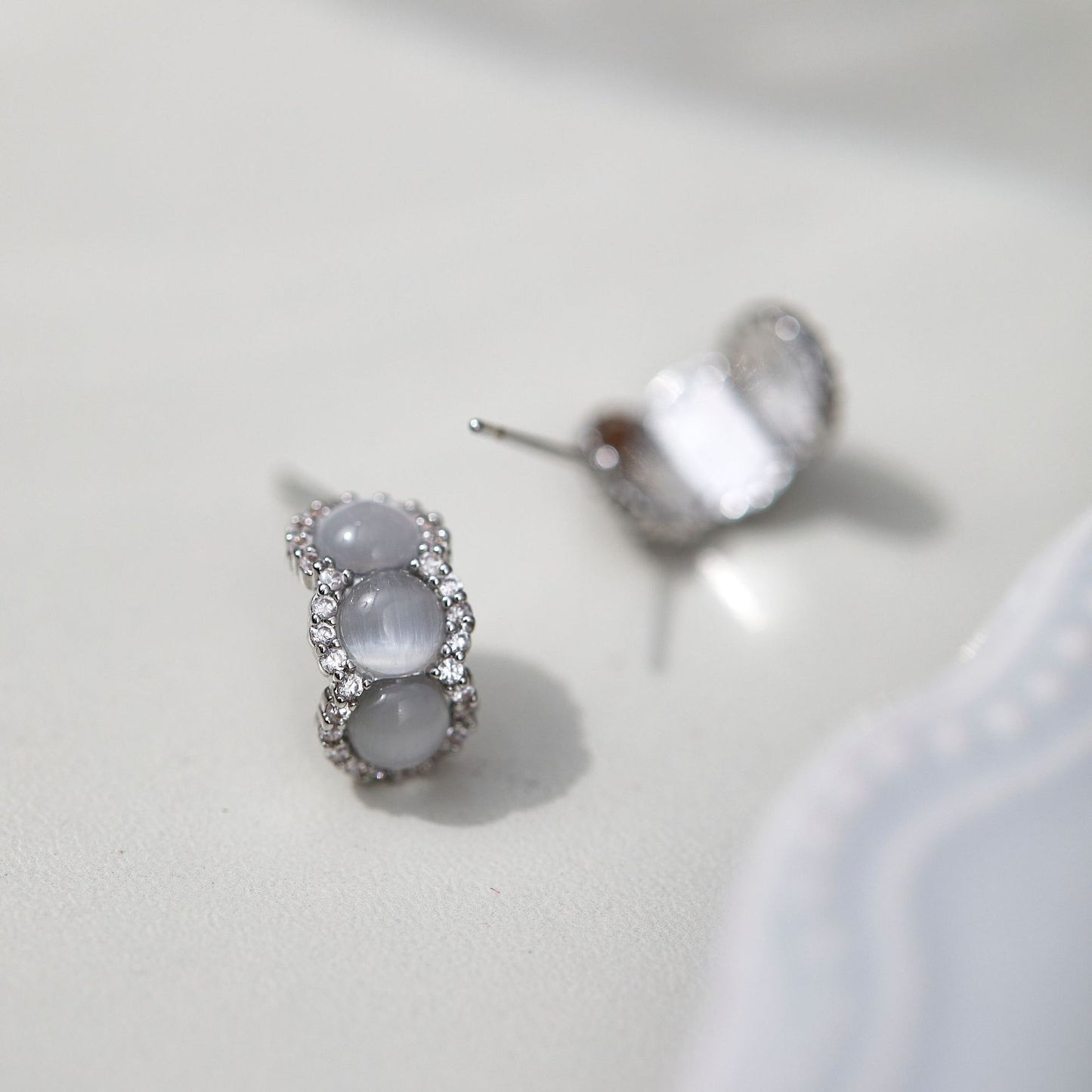 Retro Cat's Eye Light Luxury High-grade Sense Earrings
