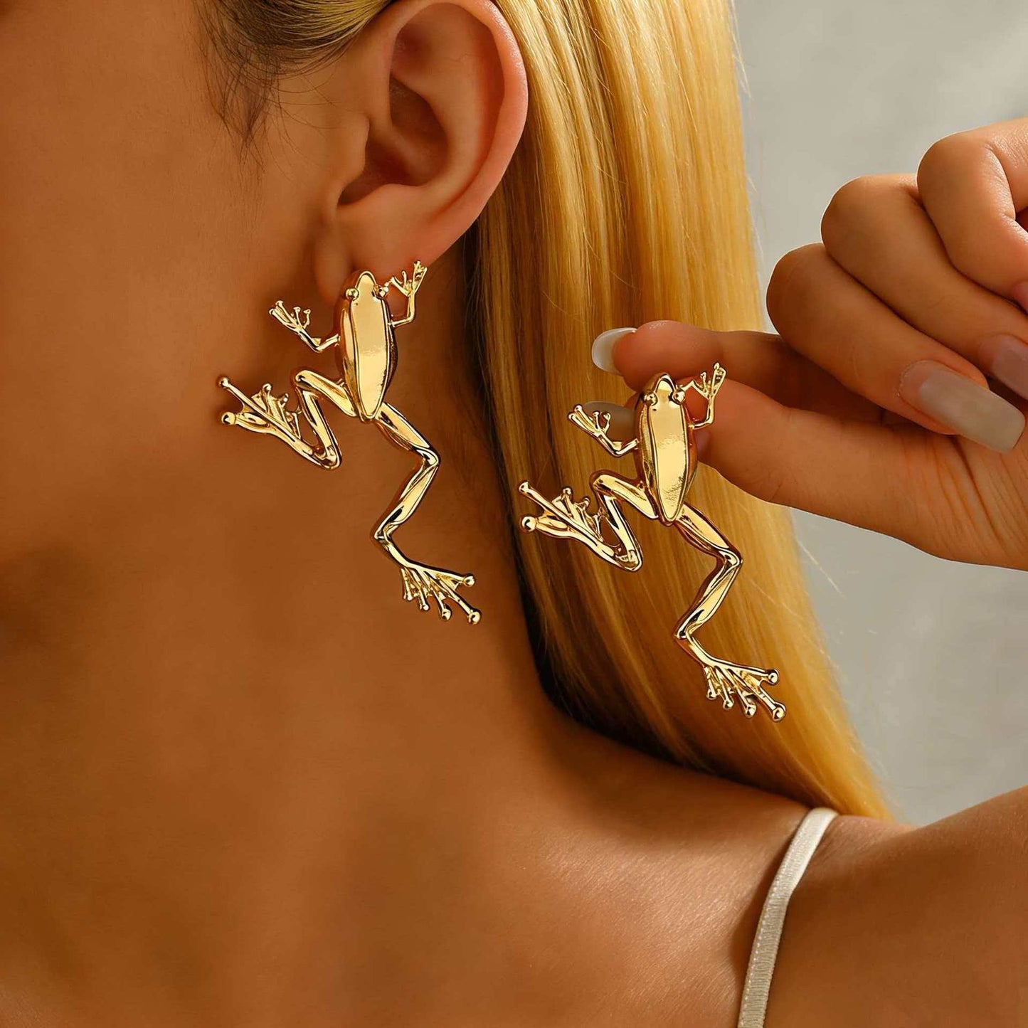 Women's Design Alloy Inlaid Zircon Imitation Pearl Frog Animal Stud Earrings