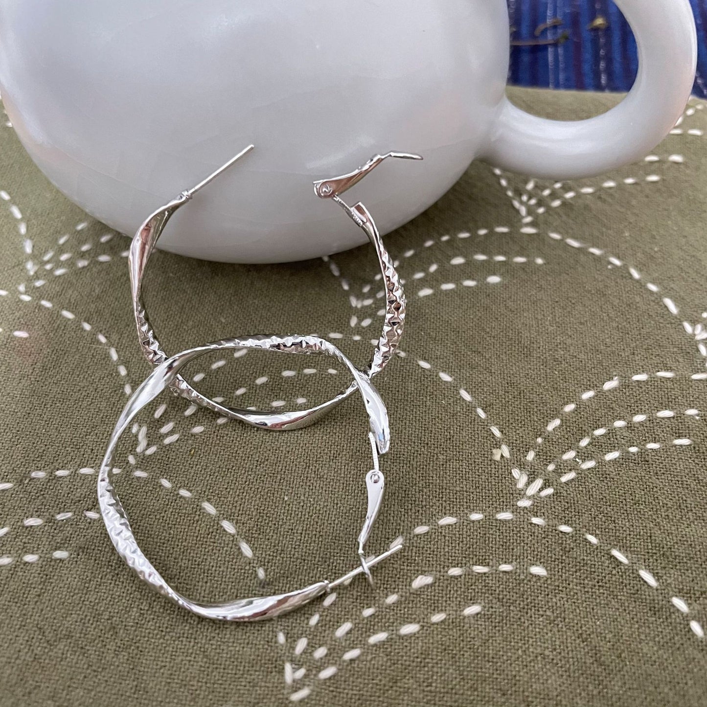 Flower Trace Metal Circle Female High Profile Generous Cold Ear Hook