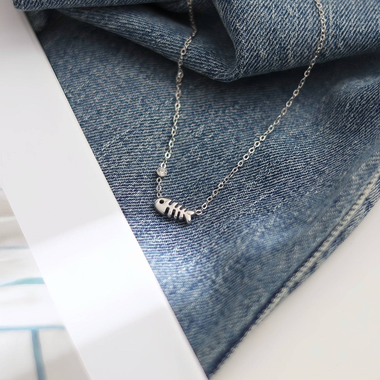 Light Luxury Minority Diamond Small Fishbone Titanium Necklace
