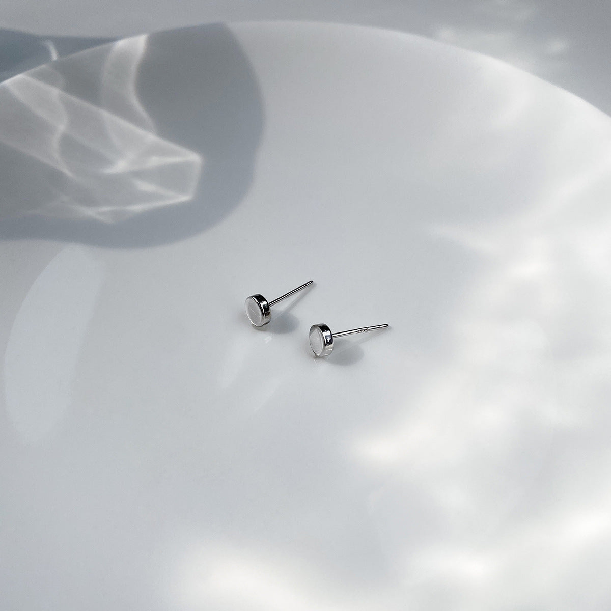 Men's Sier Round Small Ear Low-key Simple Elegant Earrings