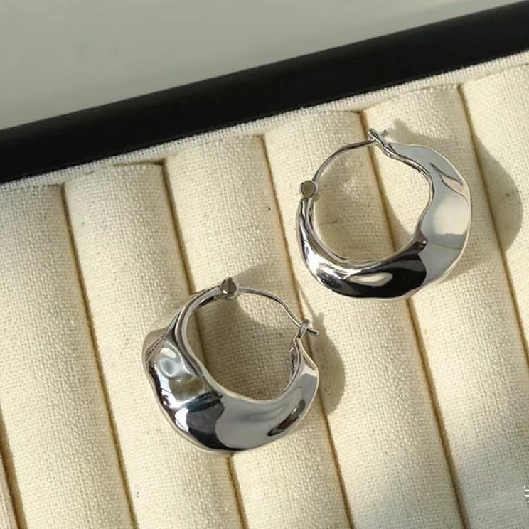 Women's White High-grade Retro Graceful Design Earrings