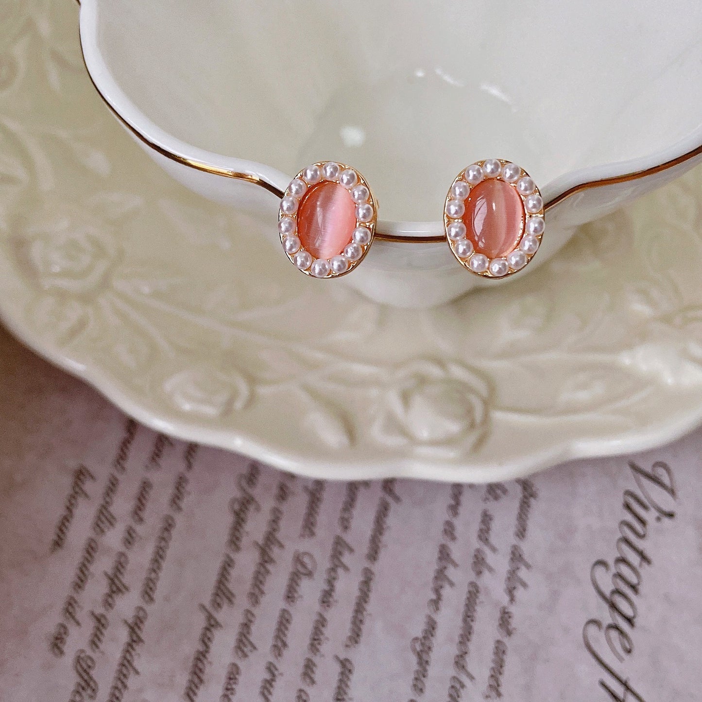 Retro Gentle Pink Cat Eye Niche Elegant Pearl Sweet Small Earrings