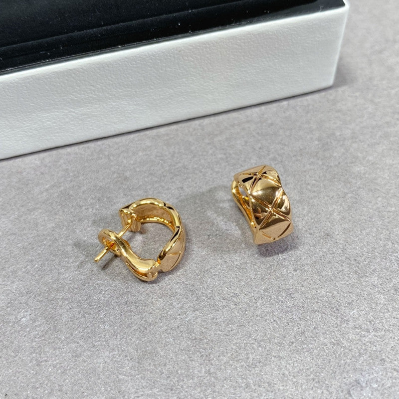 Women's Glossy Rhombus Plaid No Rhinestone Carved Light Luxury Earrings