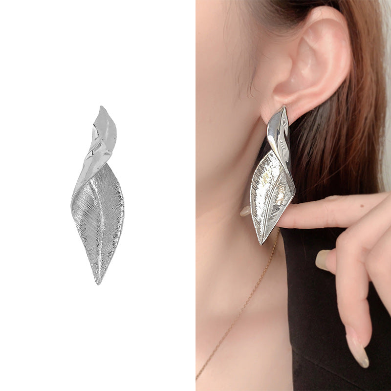 Women's Plated Gold Curved Leaf-shaped High-key Dignified Stud Earrings
