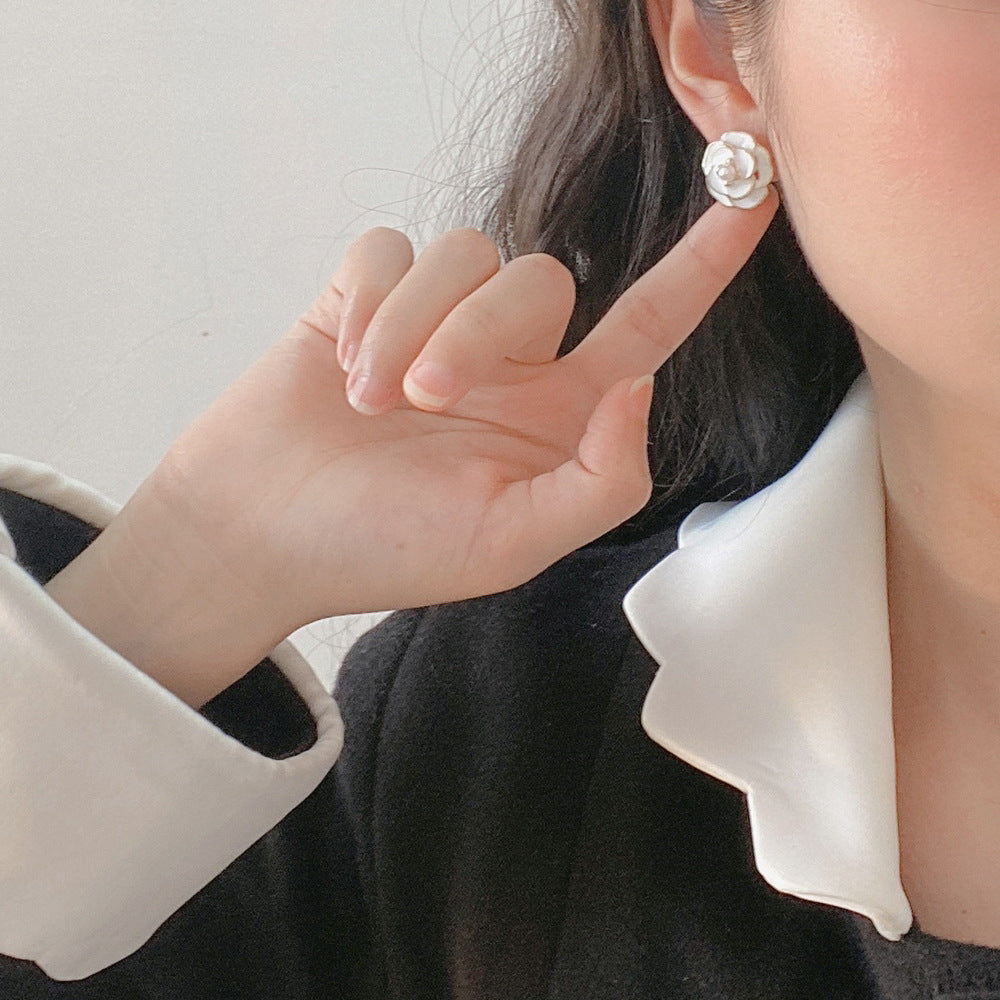 Women's Camellia Retro Aloofness Style Flower Pearl Light Rings