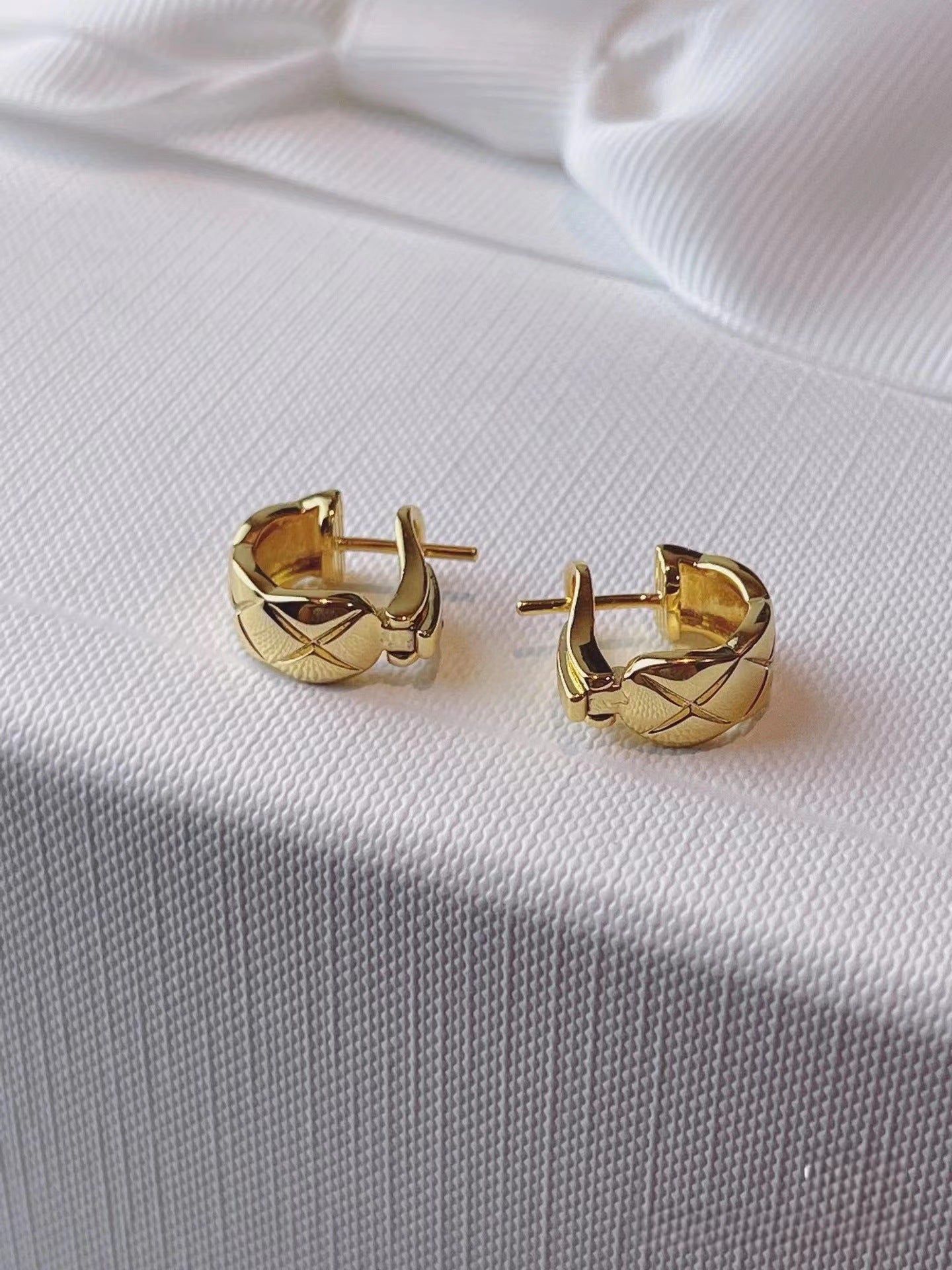 Women's Glossy Rhombus Plaid No Rhinestone Carved Light Luxury Earrings