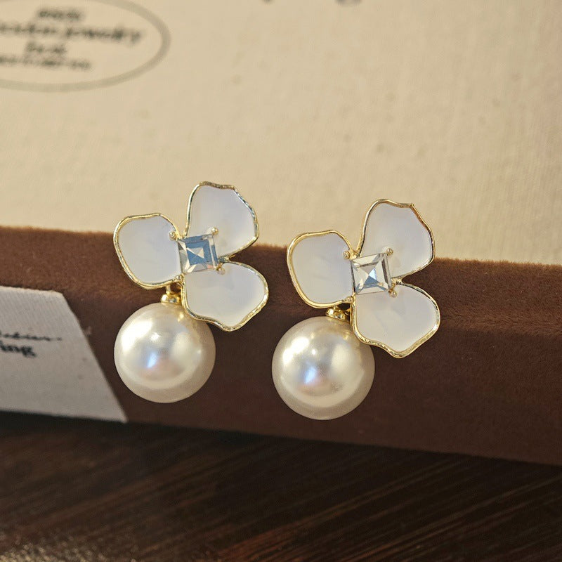 Women's Creative Simple Pearl Vintage Ornament Earrings