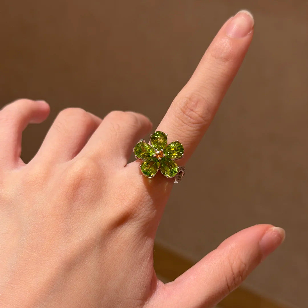 With Elegant Colorful Crystals In Apple Green Zircon On Pork Ring