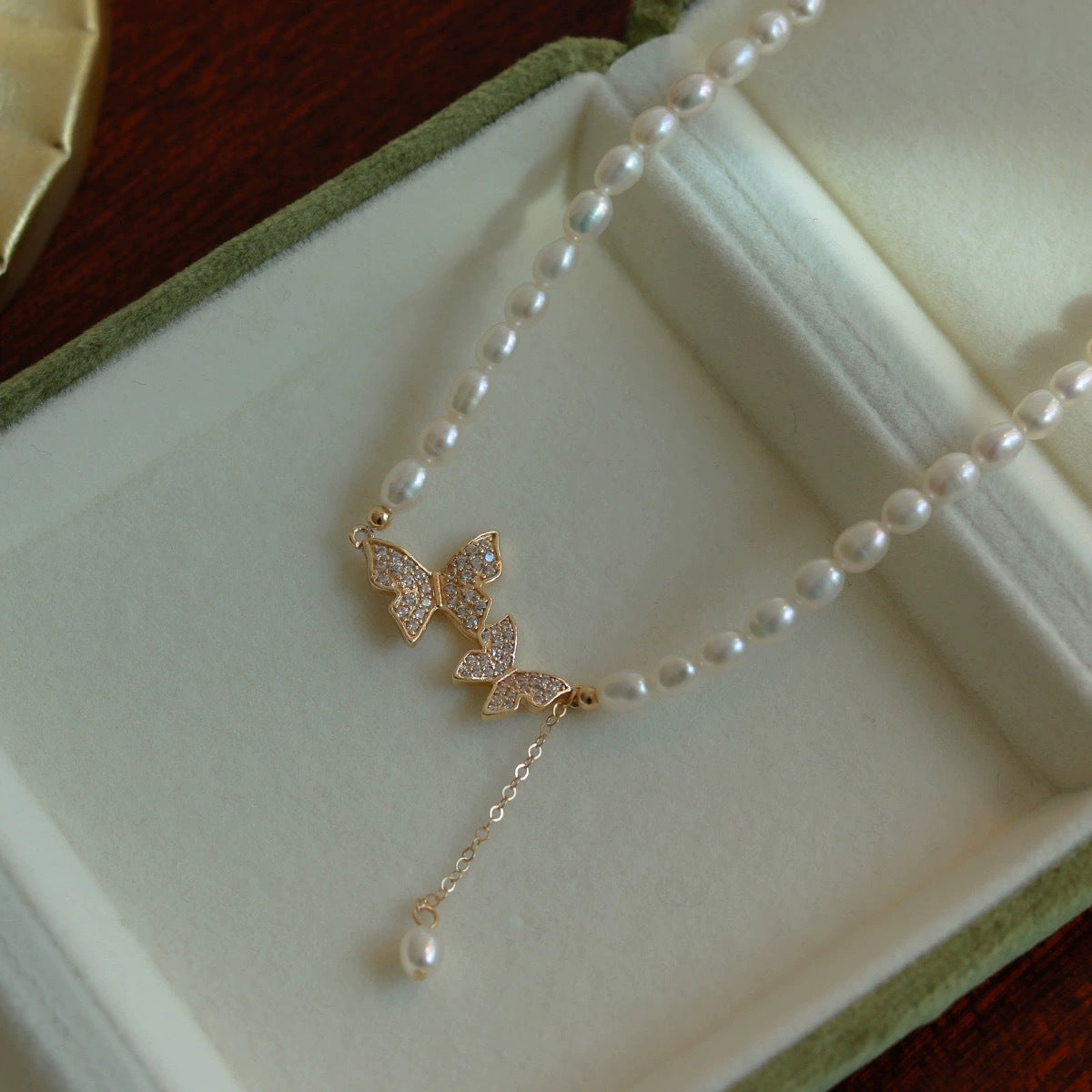 Women's Butterfly Glass Pearl Special Interest Light Necklaces