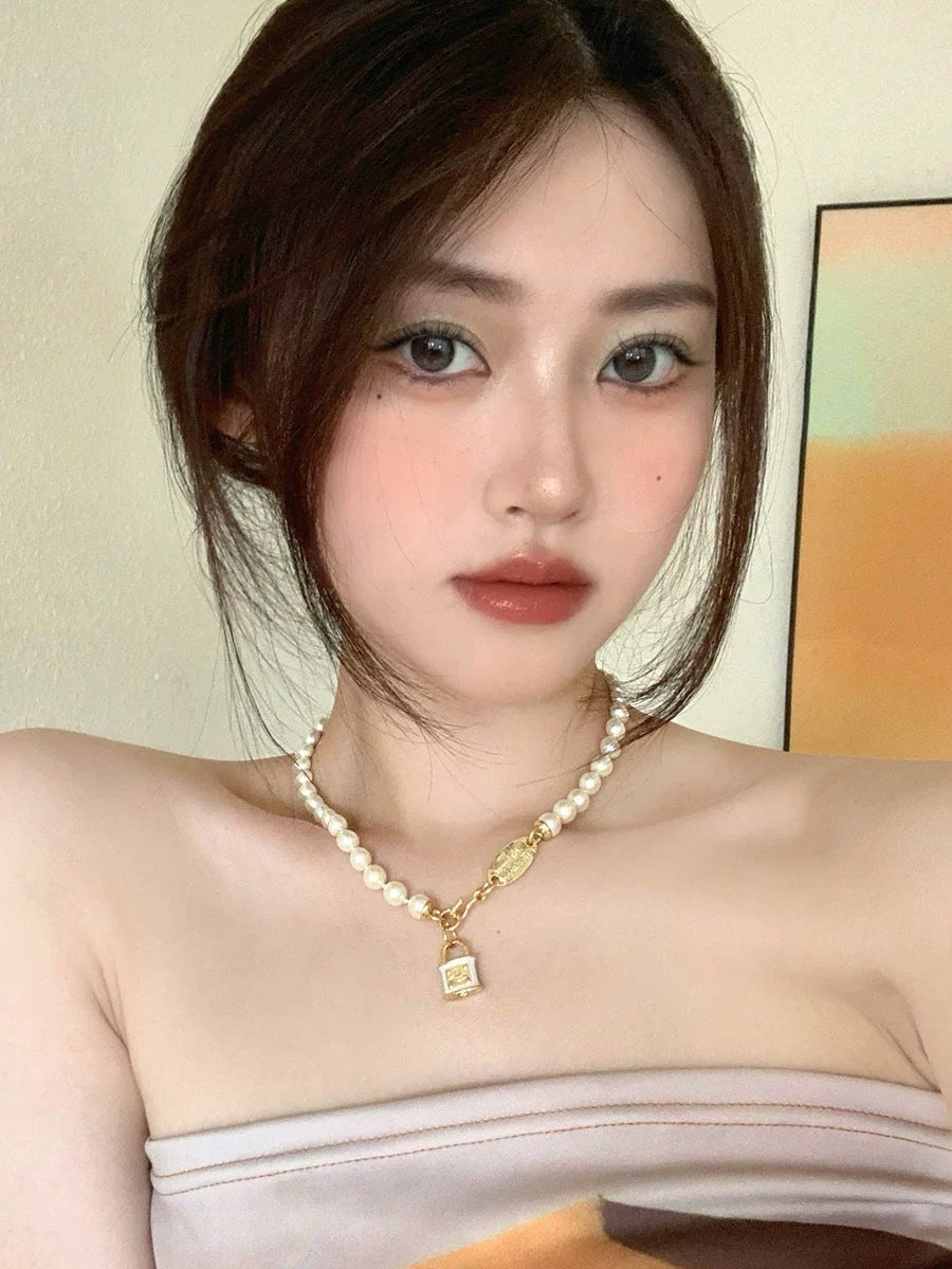 Queen Mother Female Retro Patchwork Pearl Gold Lock Necklaces