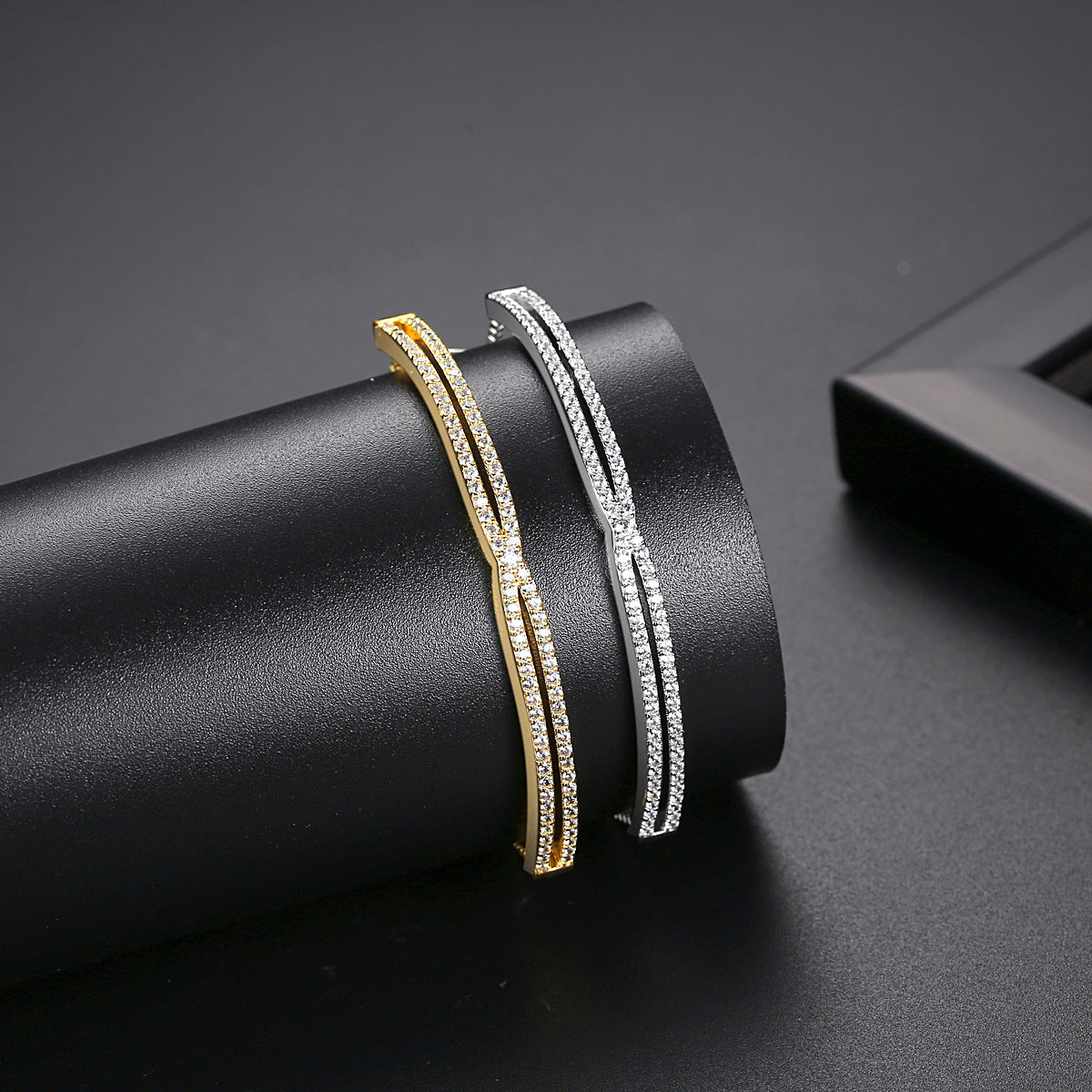 Women's Fashionable Korean Commuter Zircon Pull Design Bracelets