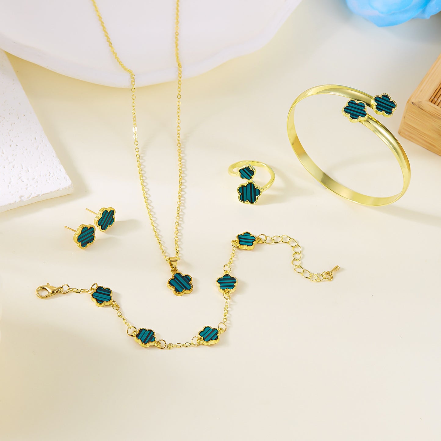 Women's Lucky Flower Parthenocissus Grass Earings Set Necklaces