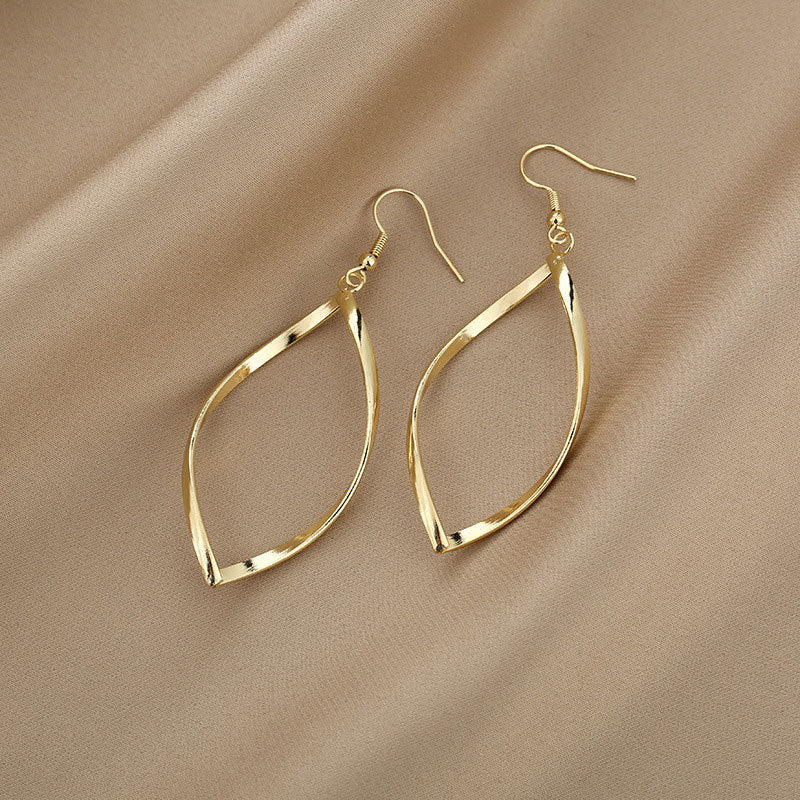 Fashion Twisted Diamond Exaggerated Personalized Premium Ear Hook