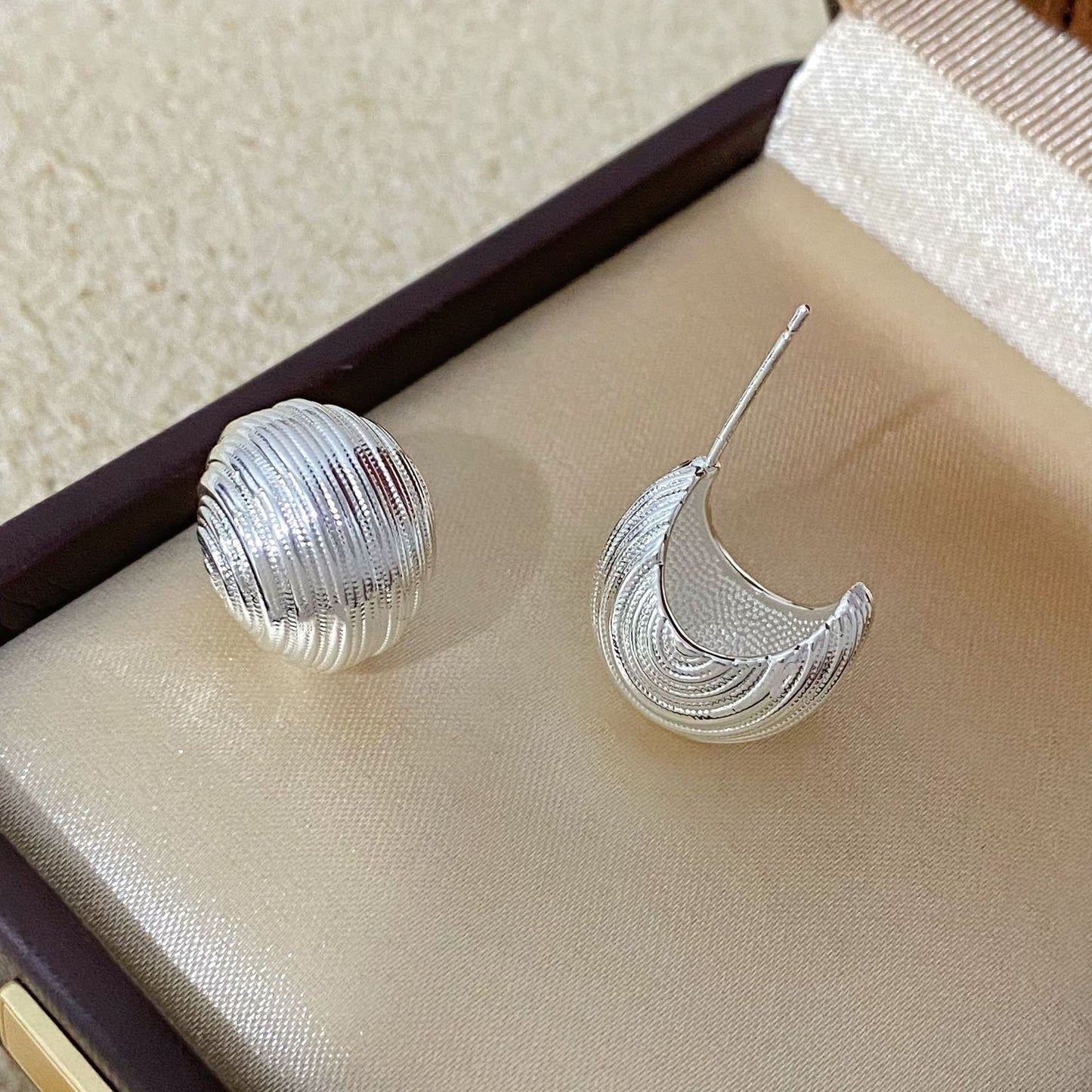 Women's Copper Gold-plated Line Texture Metal Bean Light Luxury Simplicity Fashion Stud Earrings