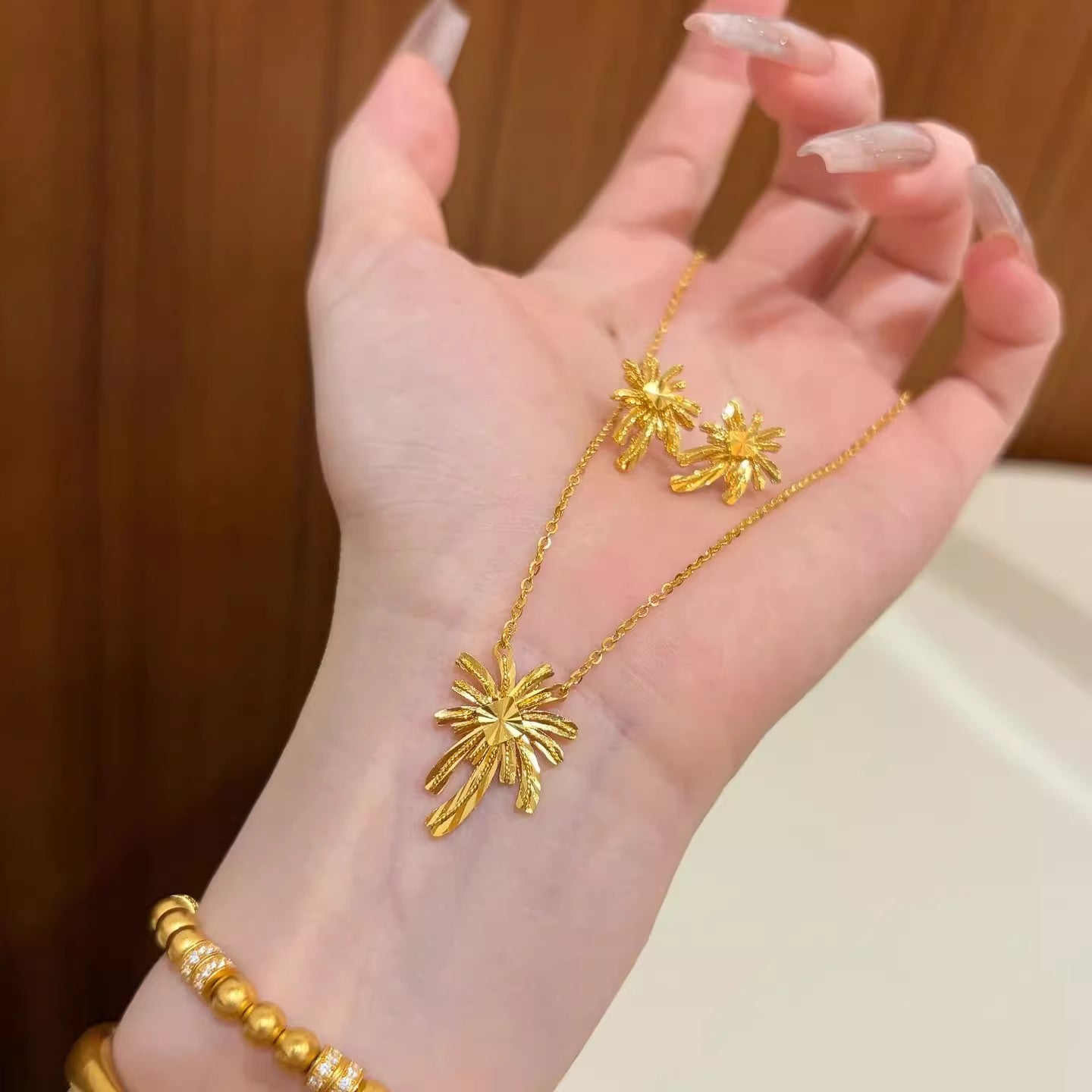 Women's Super Flash Gold Fireworks Advanced Light Luxury Necklace
