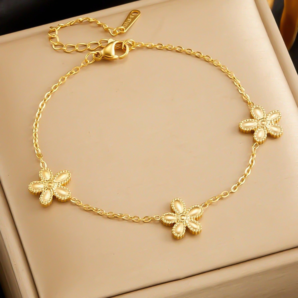Women's Steel Niche Style Fresh Flower Gold Color Necklace
