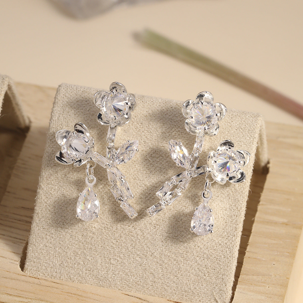 Love Hate Shiny High-grade Commuter Crystal Earrings