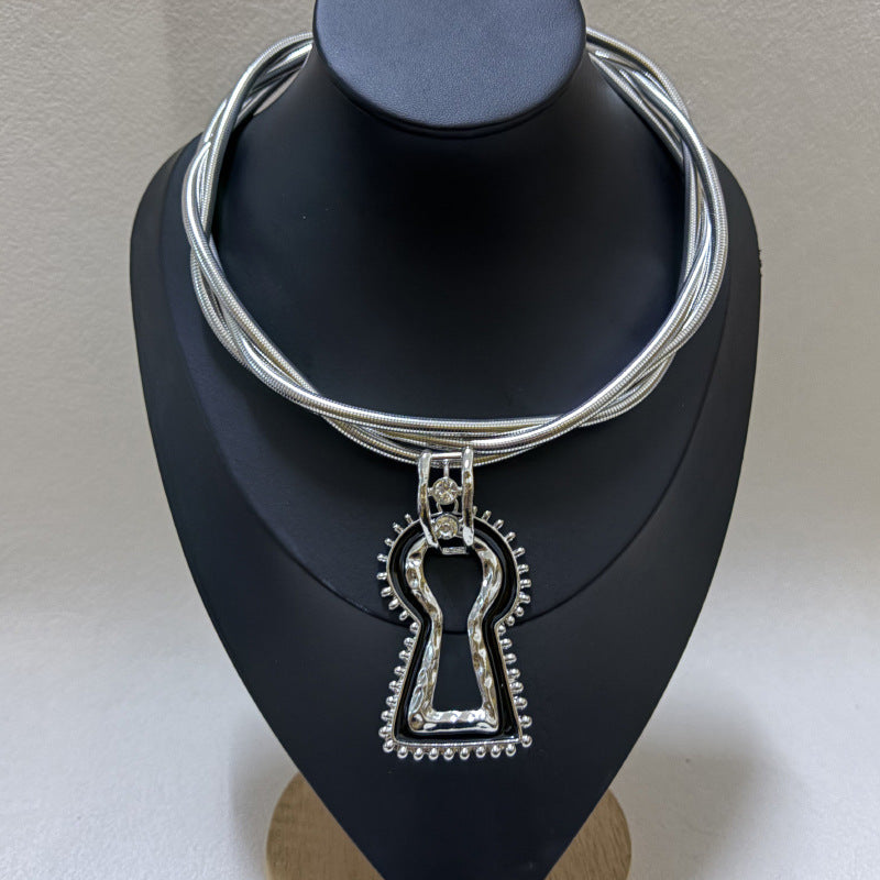 Retro Design Winding Twist Keyhole Choker Fashion Runway Personality High Pendants