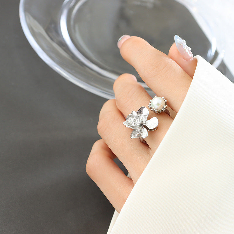 Simple Female Personality Baroque Imitation Pearl Flower Shape Rings