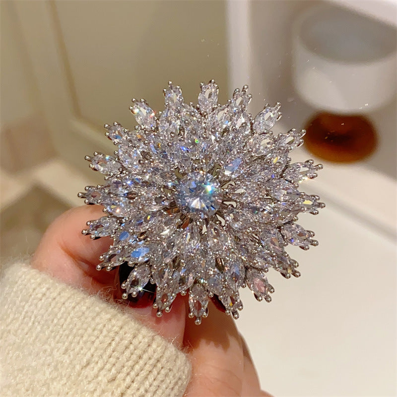 Women's Mac Oversized Exaggerating Three-dimensional Zircon Snowflake Brooch Brooches