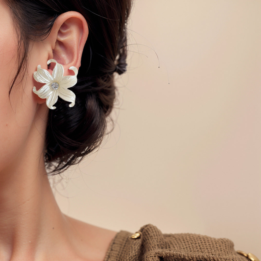 Women's Creative Simple Pearl Vintage Ornament Earrings