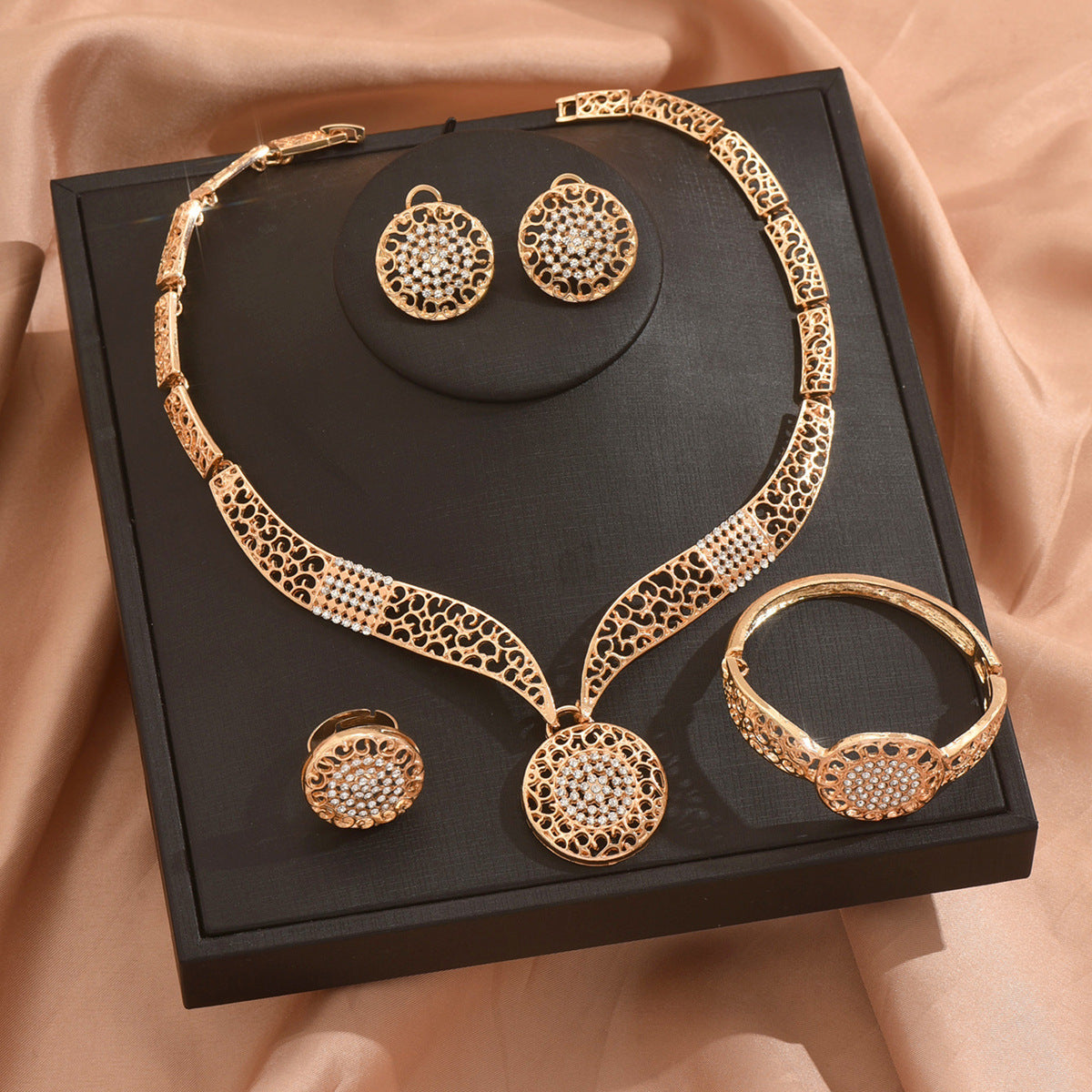 Gold Alloy Hollow Wedding Banquet High Jewelry Set