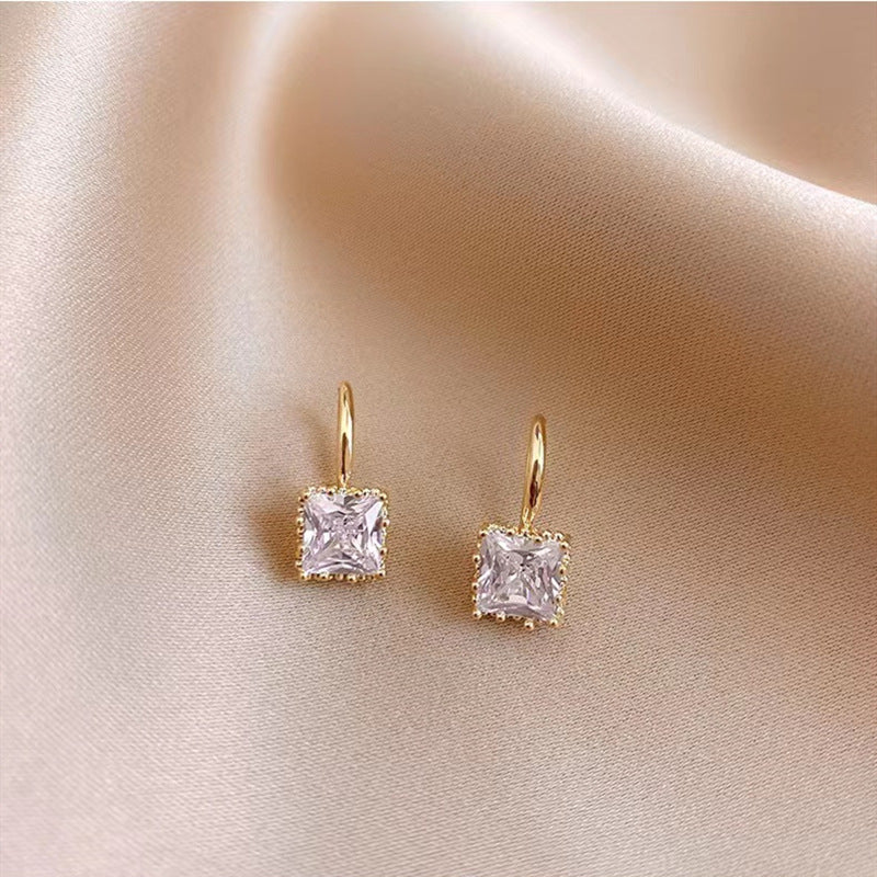 Women's Creative Simple Pearl Vintage Ornament Earrings