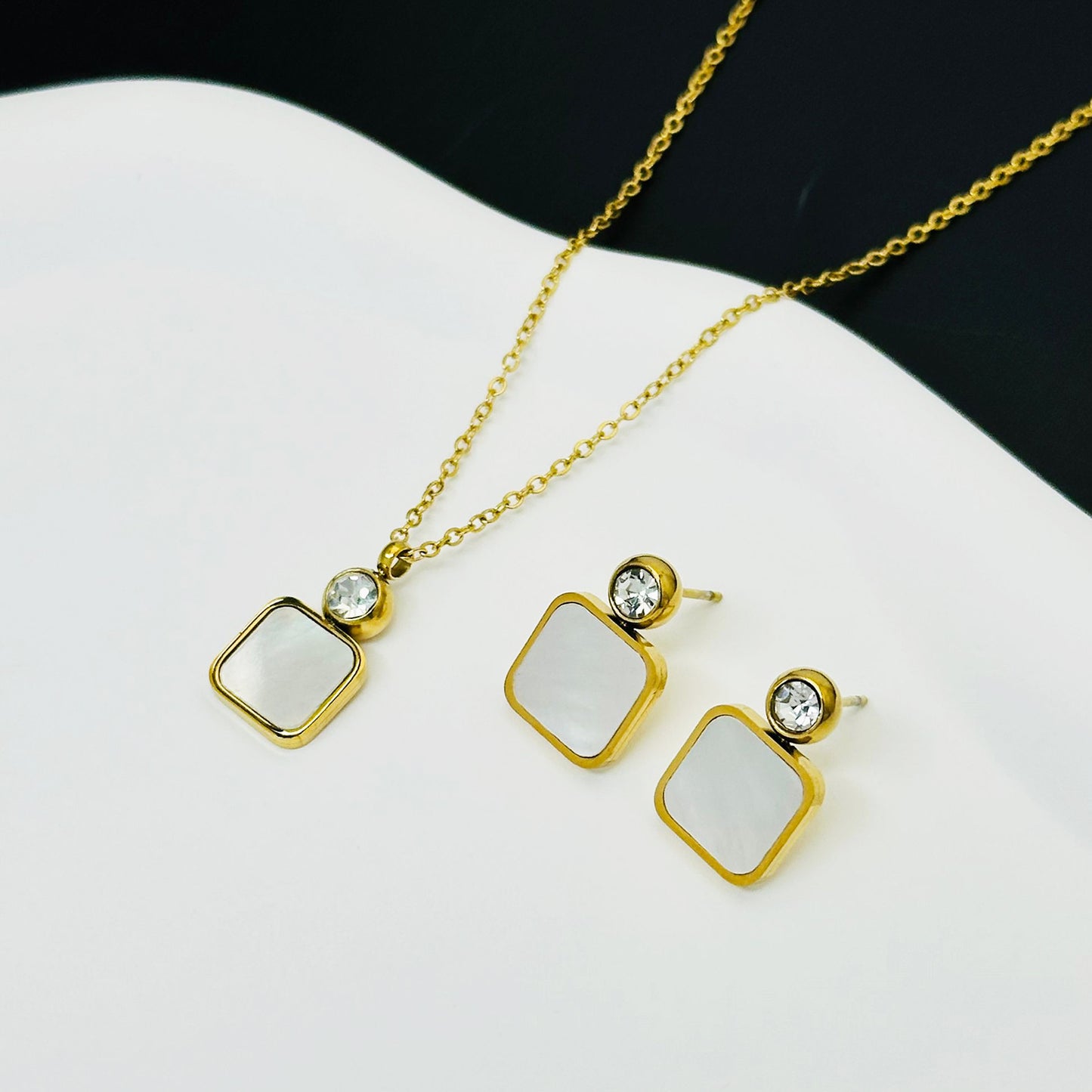 Women's Clavicle Chain Light Luxury Minority High-grade Simple Titanium Necklaces
