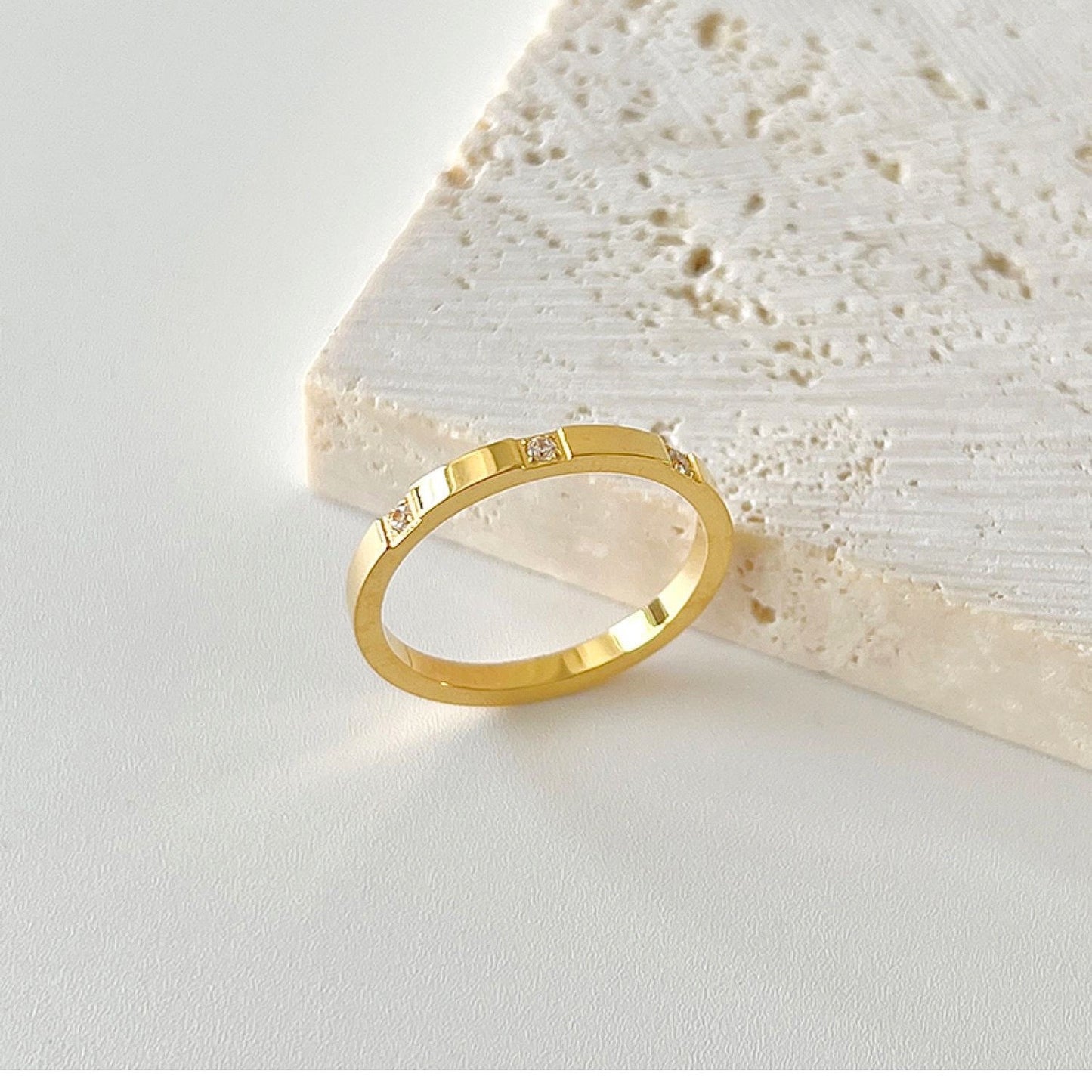 Retention Female Couple Three Diamond Forefinger Rings