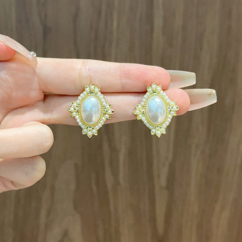 Women's Creative Simple Pearl Vintage Ornament Earrings