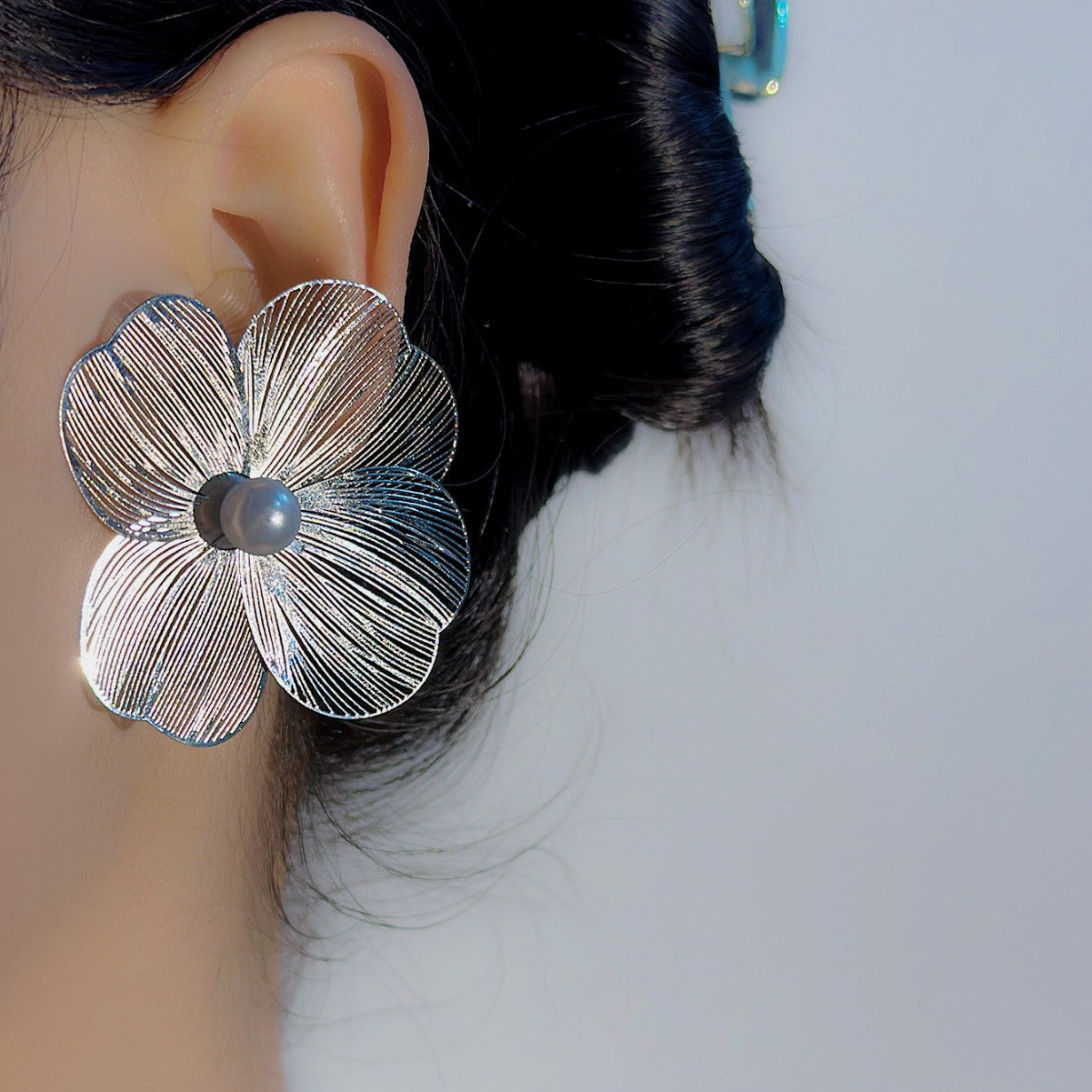 Simple Metal Flower Elegant Niche Temperament Earrings