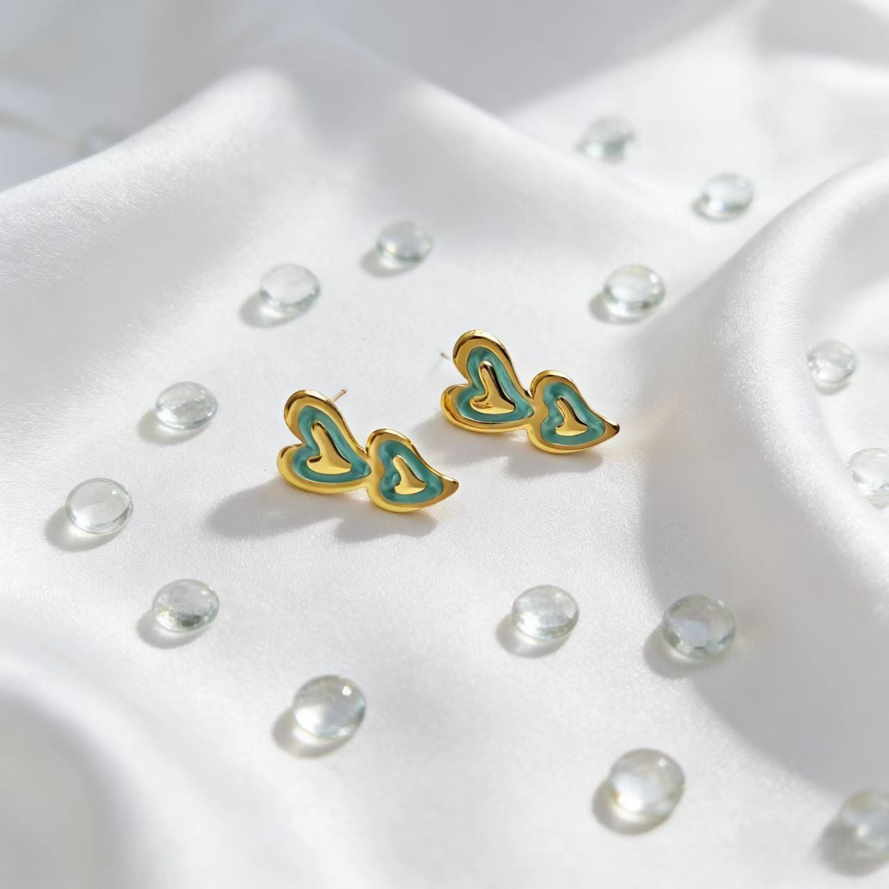 Women's Sweet Double Heart Dripping Niche Design Golden Commuting Elegant Stud Earrings