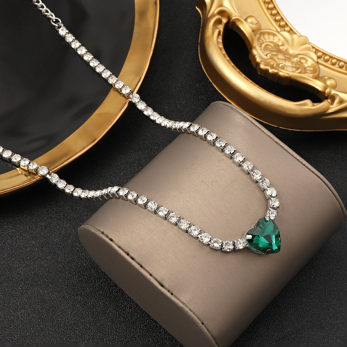 Women's Emerald Heart-shaped For Niche Design Clavicle Necklaces