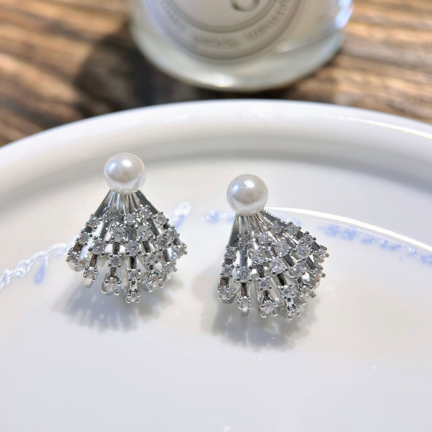 Women's Light Luxury Delicate Pearl Scallop Hollow Ear Niche Design Exquisite Stud Earrings