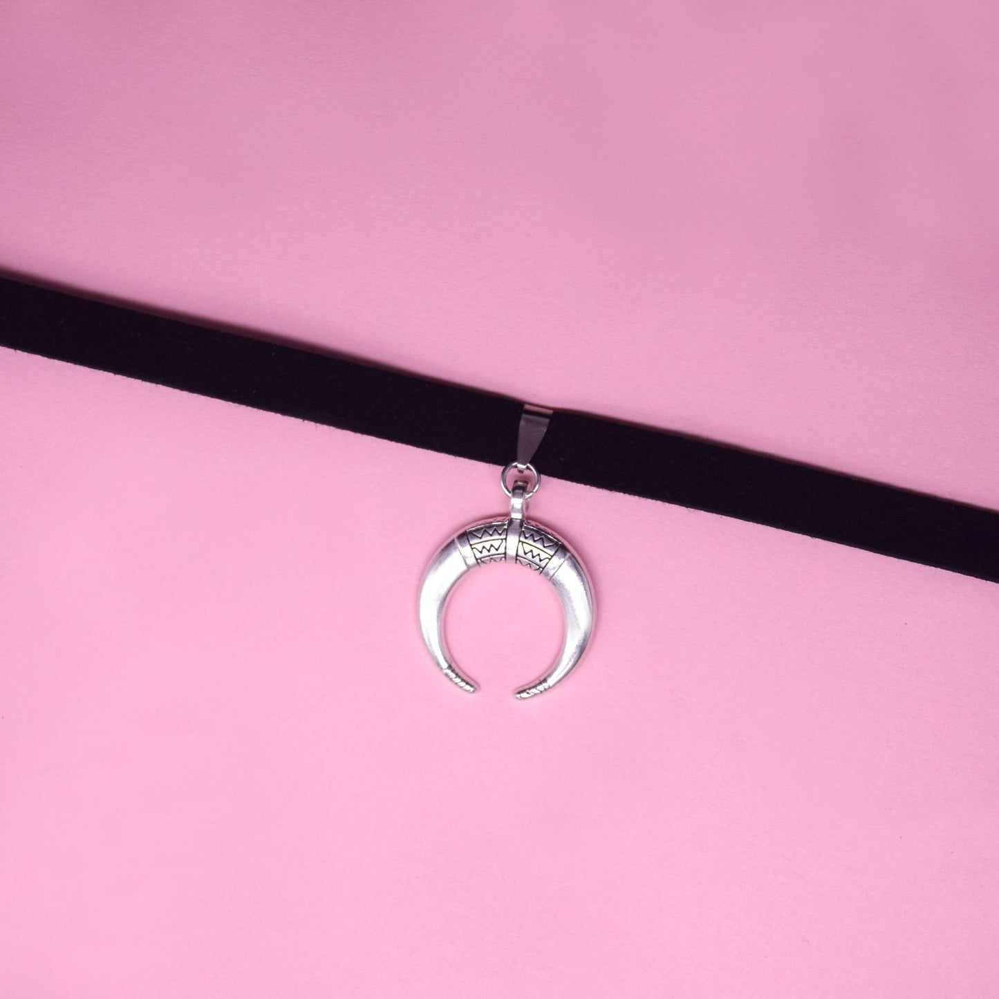 Versatile Dark Retro Crescent Clavicle Chain Collar