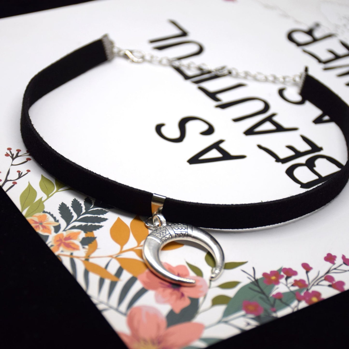 Versatile Dark Retro Crescent Clavicle Chain Collar