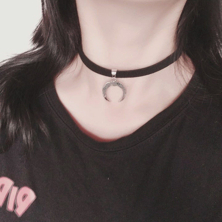 Versatile Dark Retro Crescent Clavicle Chain Collar