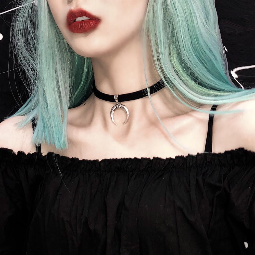Versatile Dark Retro Crescent Clavicle Chain Collar