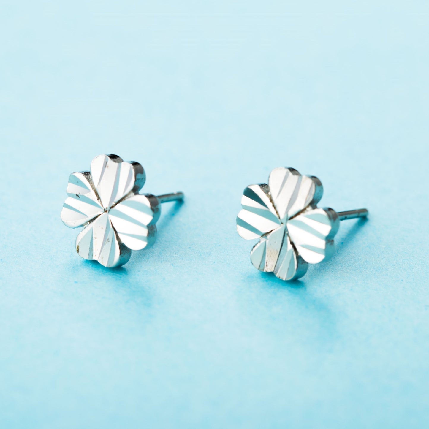 Women's Sier Needle Little Daisy Fashionable Simple Earrings