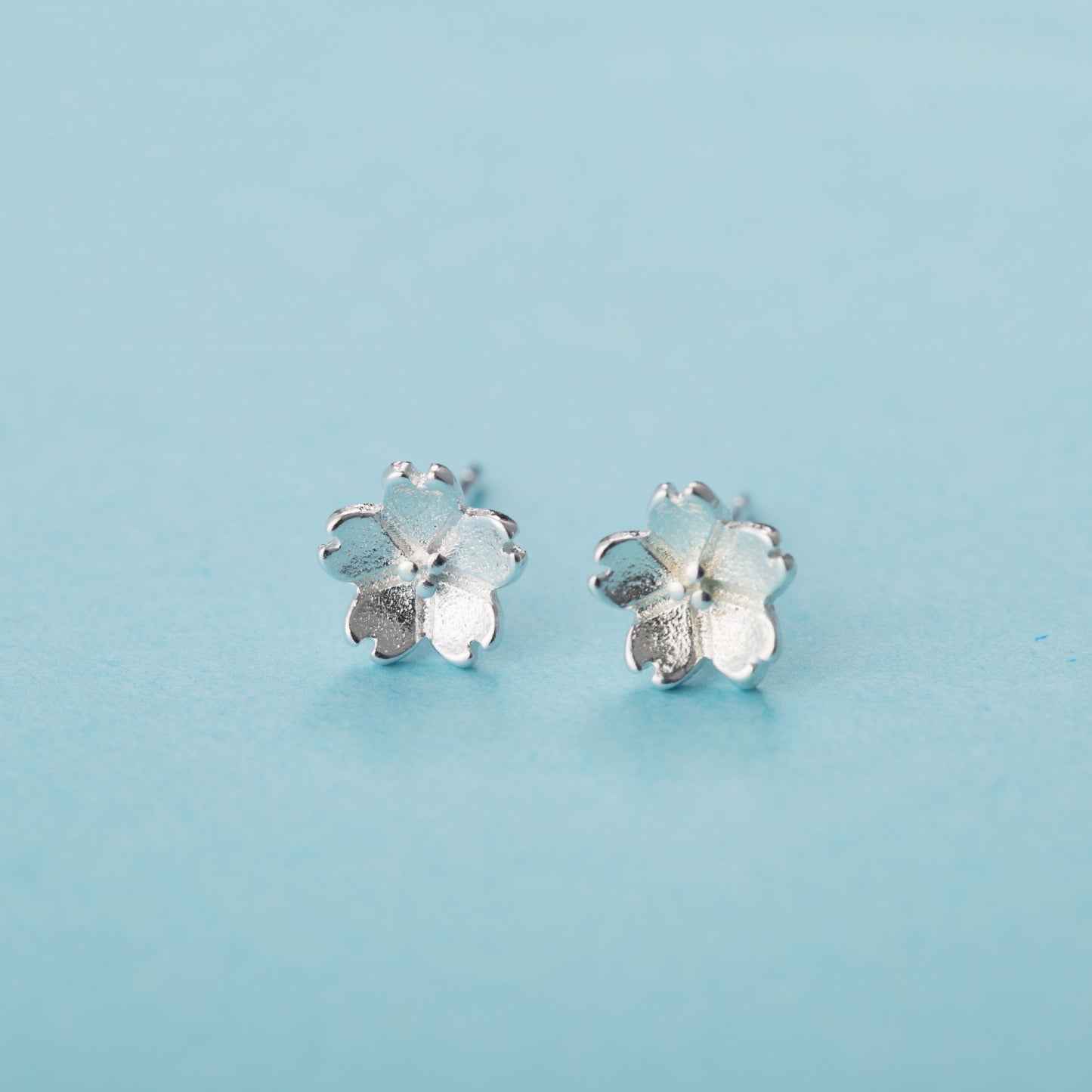 Women's Sier Needle Little Daisy Fashionable Simple Earrings