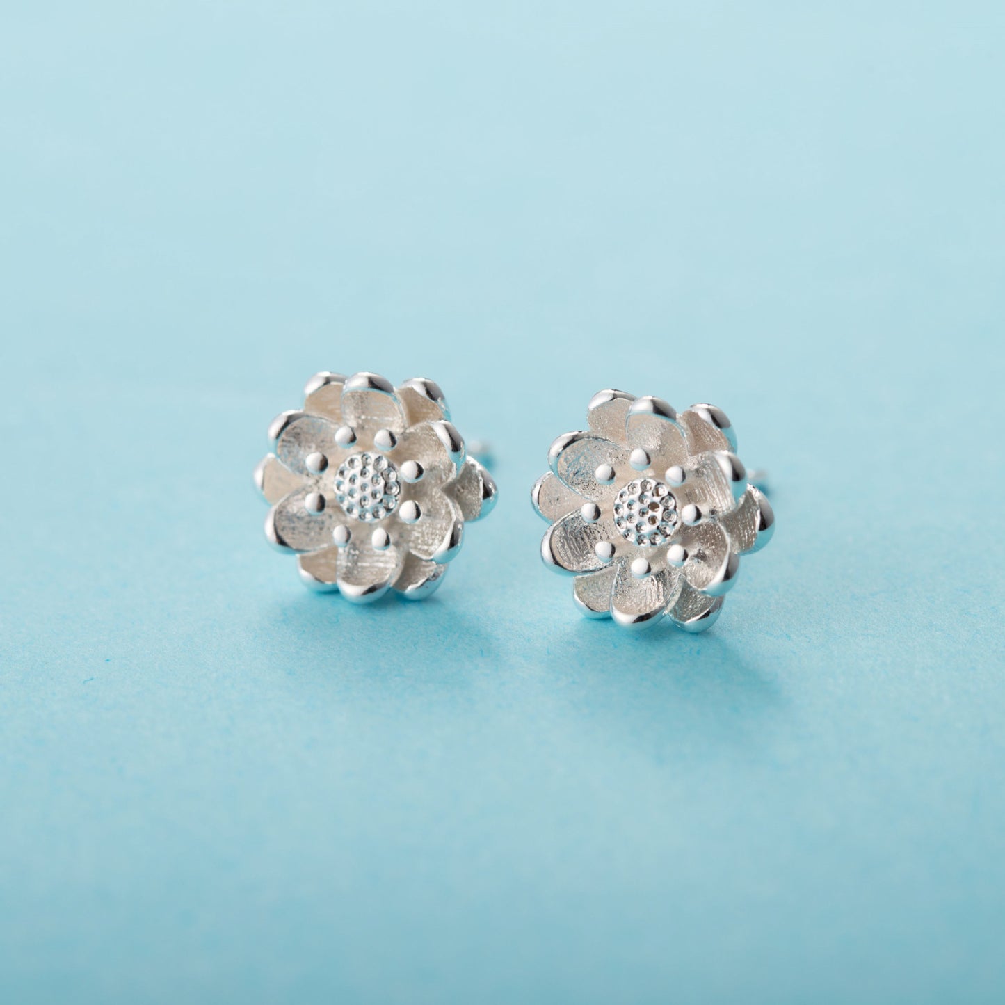 Women's Sier Needle Little Daisy Fashionable Simple Earrings