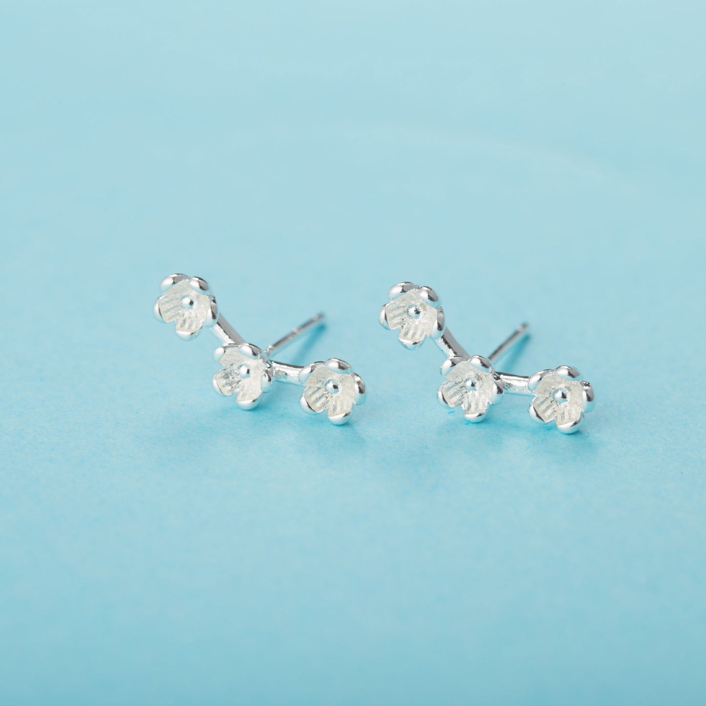 Women's Sier Needle Little Daisy Fashionable Simple Earrings