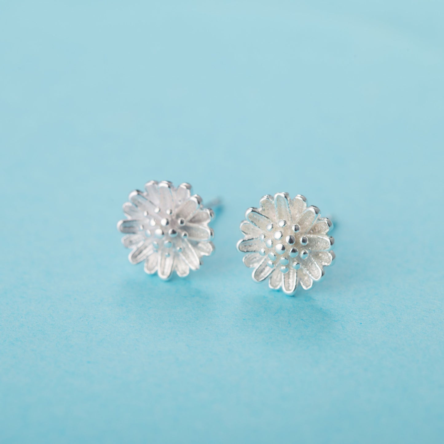 Women's Sier Needle Little Daisy Fashionable Simple Earrings