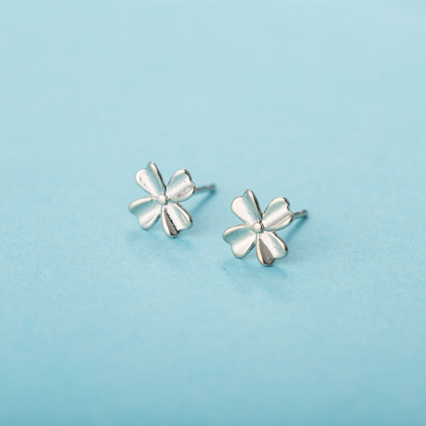 Women's Sier Needle Little Daisy Fashionable Simple Earrings