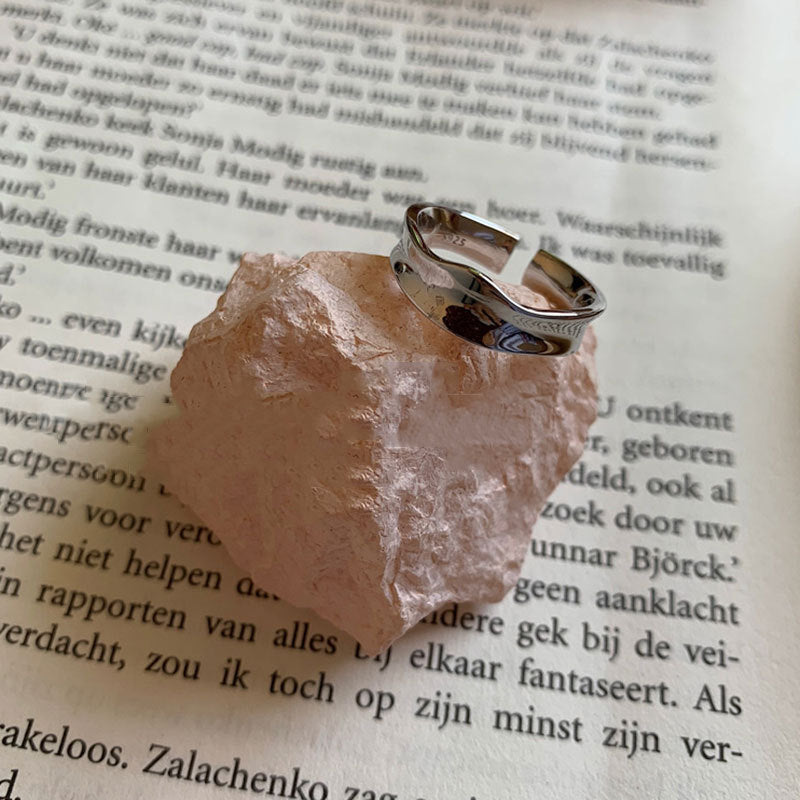 Women's Retro Irregular Thin Personalized Glossy Overlay Rings
