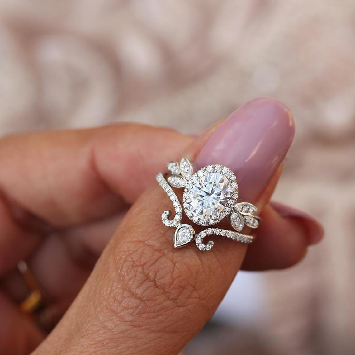 Women's Artificial Zircon Super Flash Egg-shaped Cutting Ring