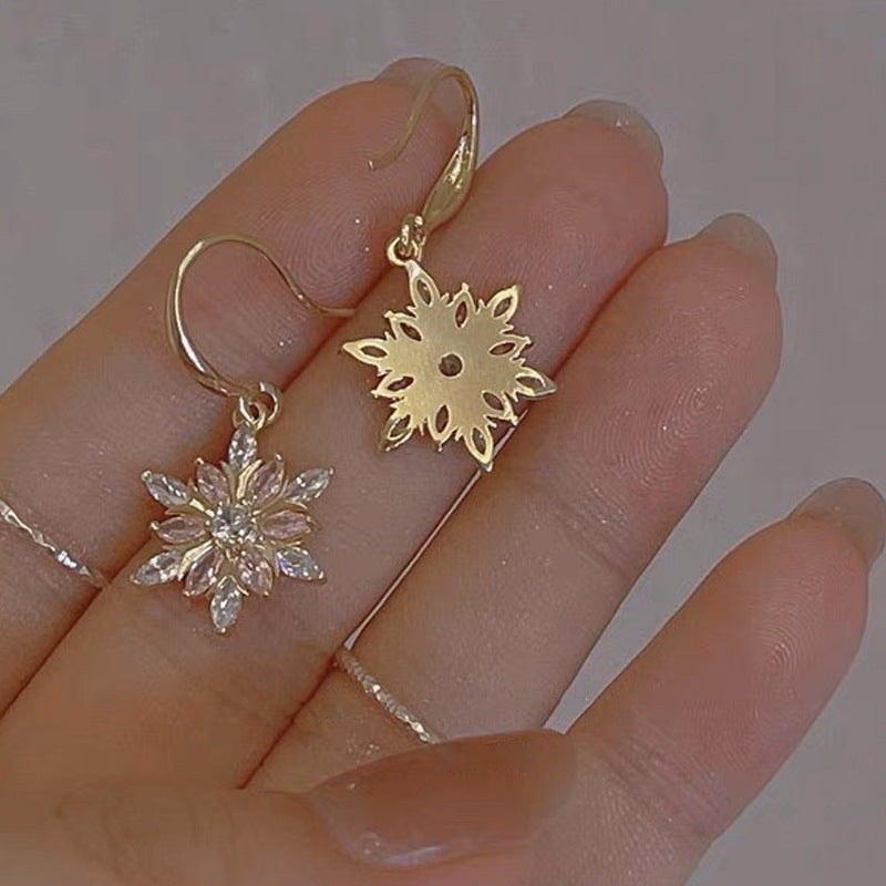 Versatile Women's Fashionable Elegant Snowflake Christmas Earrings