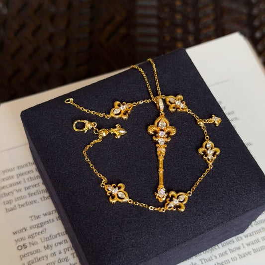 French Vintage Flower-de-luce Temperament Wild Pork Necklaces